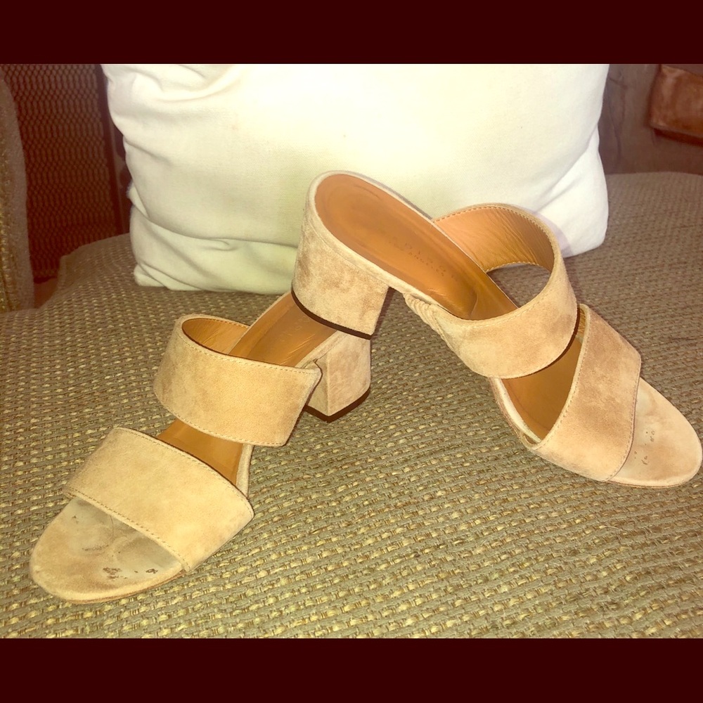 Casual Madison Los Angeles, beige sandals.